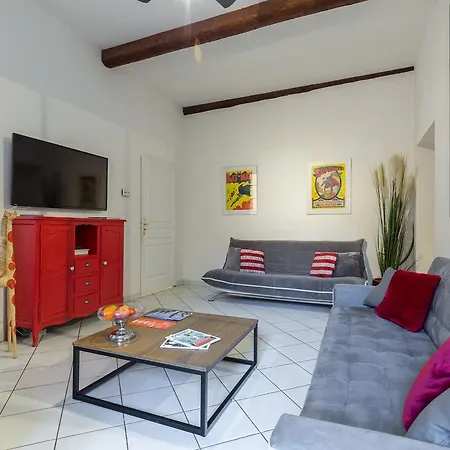 Ste Reparate F4 Moderne, Design, Place Rossetti, Heart Old Town